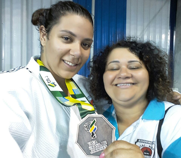 Atleta Sarah Chaves ao lado da técnica Luzia (foto: divulgação)